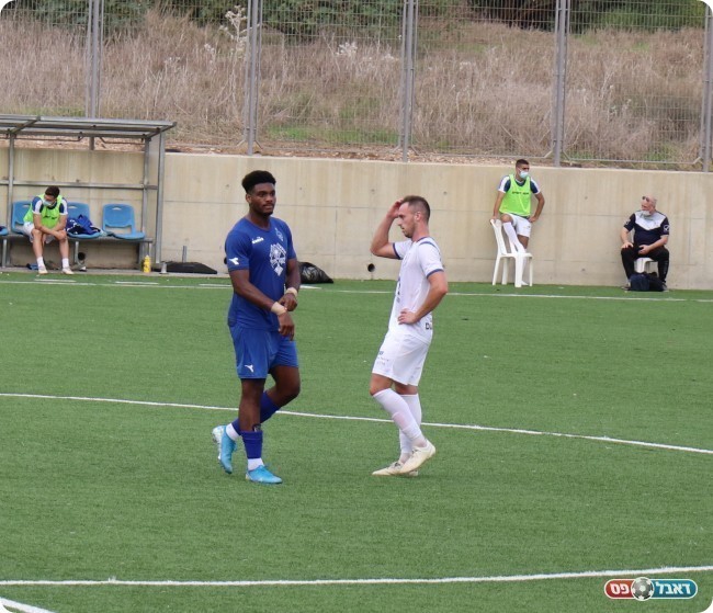 אשל (מימין) ליד איבקווה&lrm; (רון עמיקם) 